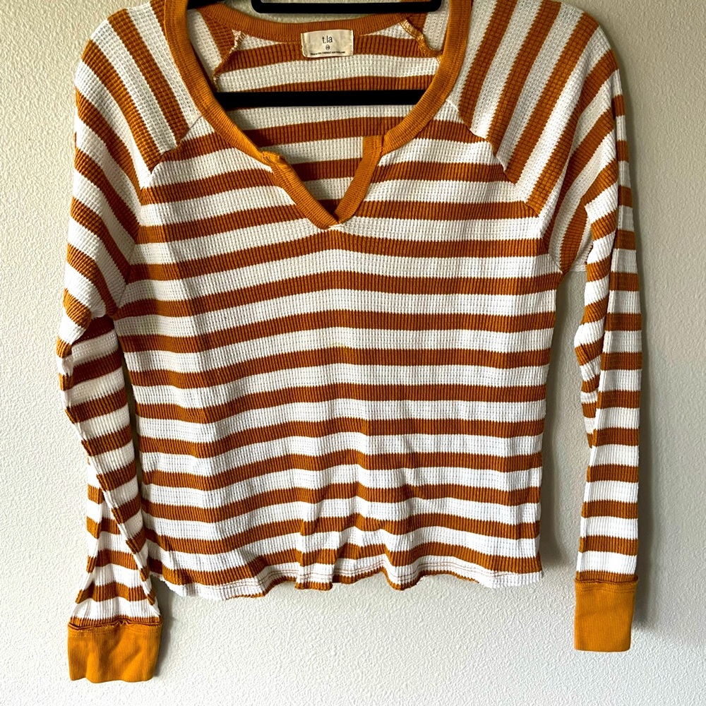 Fun stretchy long sleeve top.